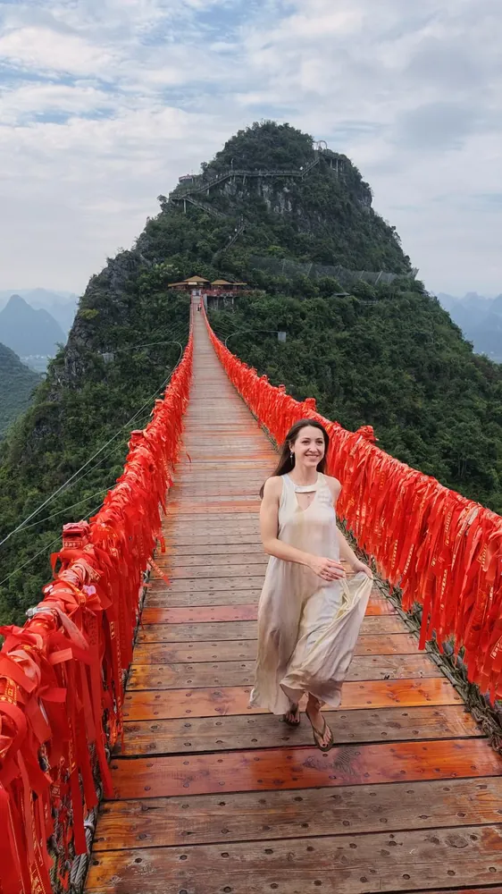 Мост из красных лент на Ruyi Peak