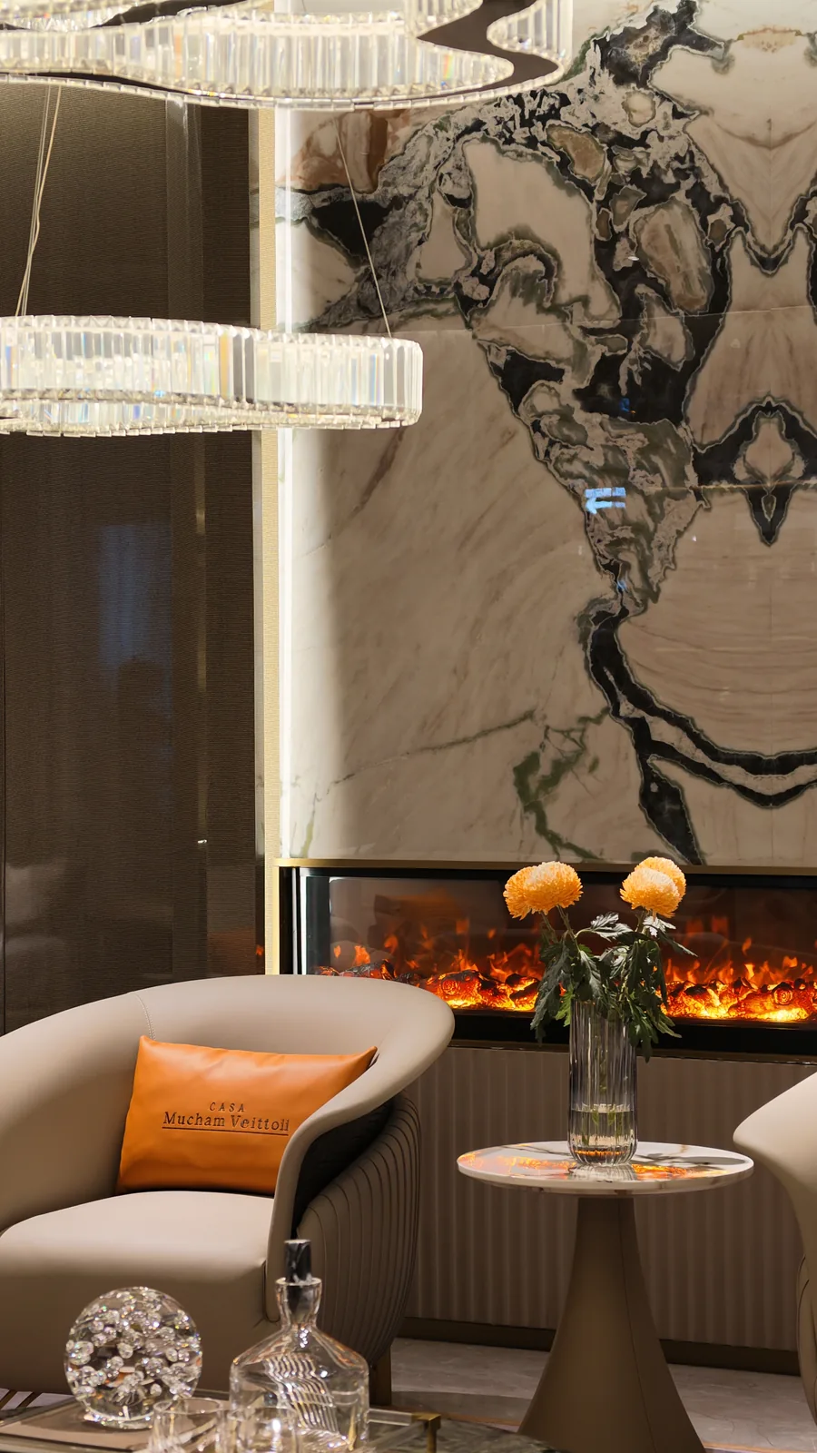 Шоурум в Louvre Furniture Mall: мраморная стена и люстра